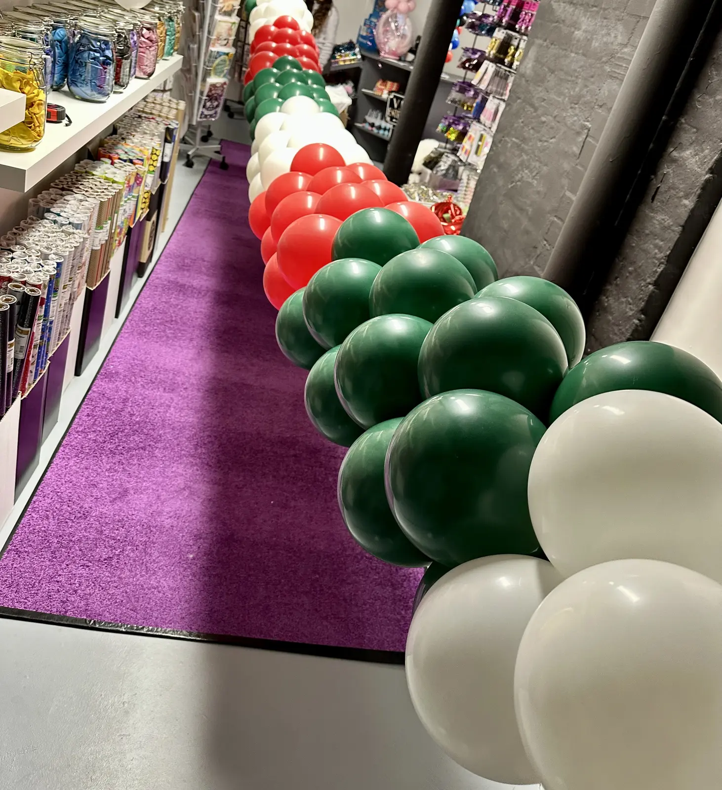 Ballongirlande für einen dekorierten Veranstaltungsbereich