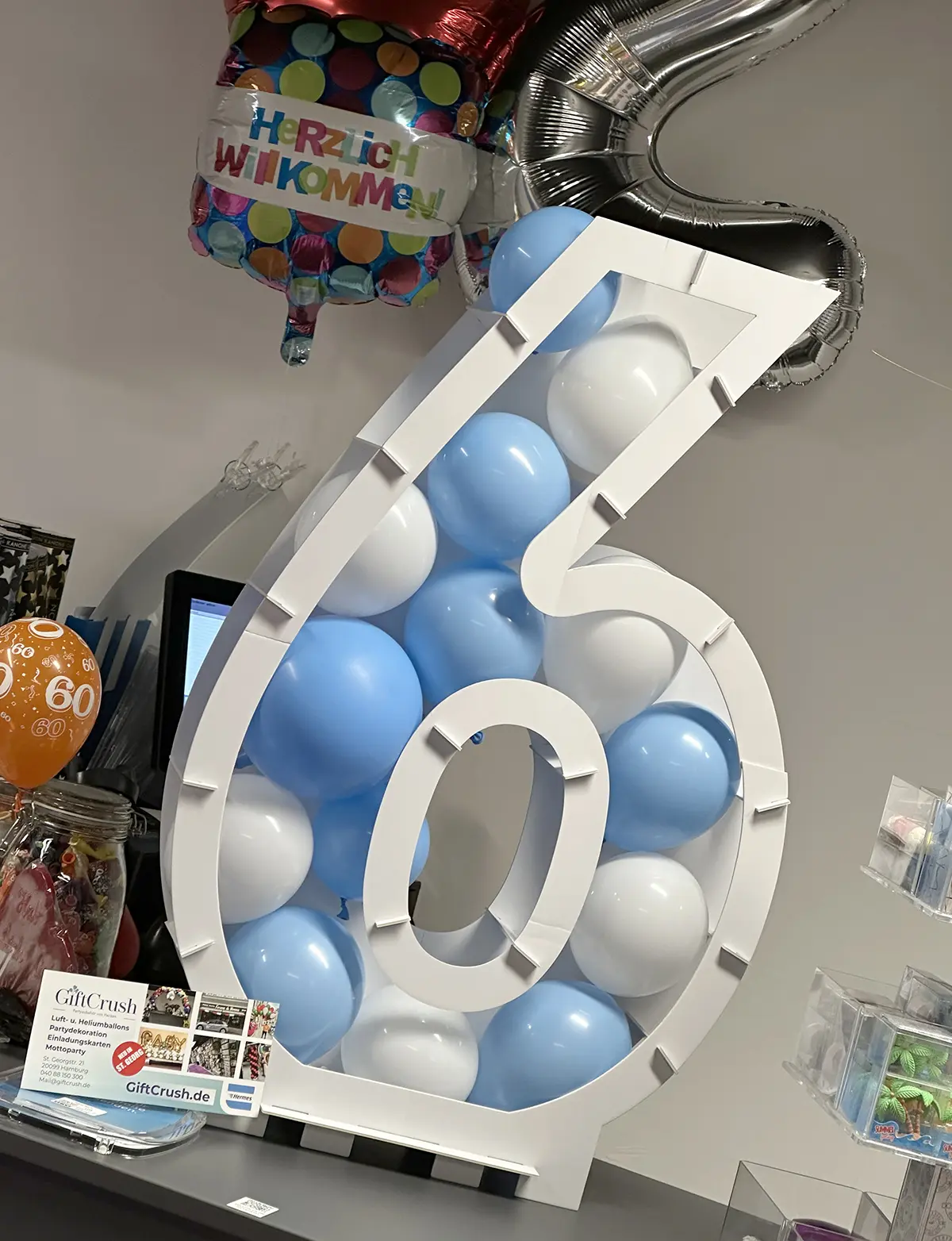 Dekoration mit Zahl und farblich abgestimmten Ballons