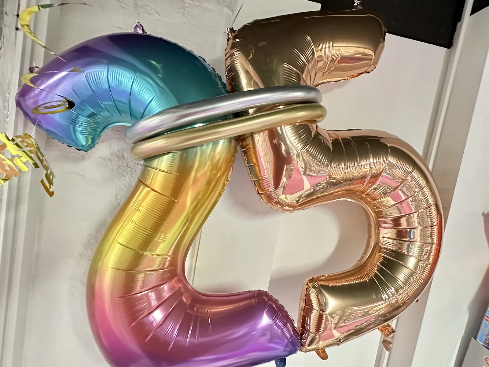 Große Zahlenballons für einen Geburtstag